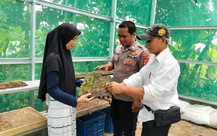 Soliditas TNI-Polri, Polsek dan Koramil Panjalu Cooling System ke Poktan Bunga Desa Maparah