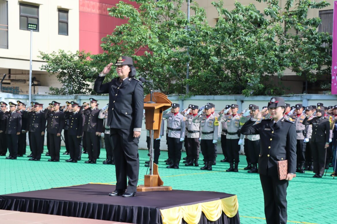 Peringati Hari Ibu, Polres Metro Jakarta Barat Gelar Upacara Bendera