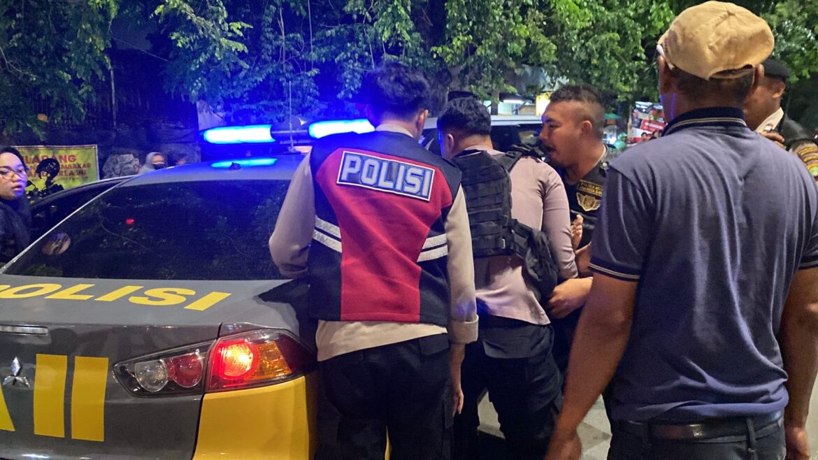 Patroli Blue Light Polres Jakbar Evakuasi Warga Korban Kecelakaan