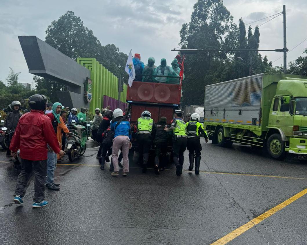Personel Satlantas Polresta Tangerang Bantu Kendaraan Mogok Milik Massa Aksi Buruh