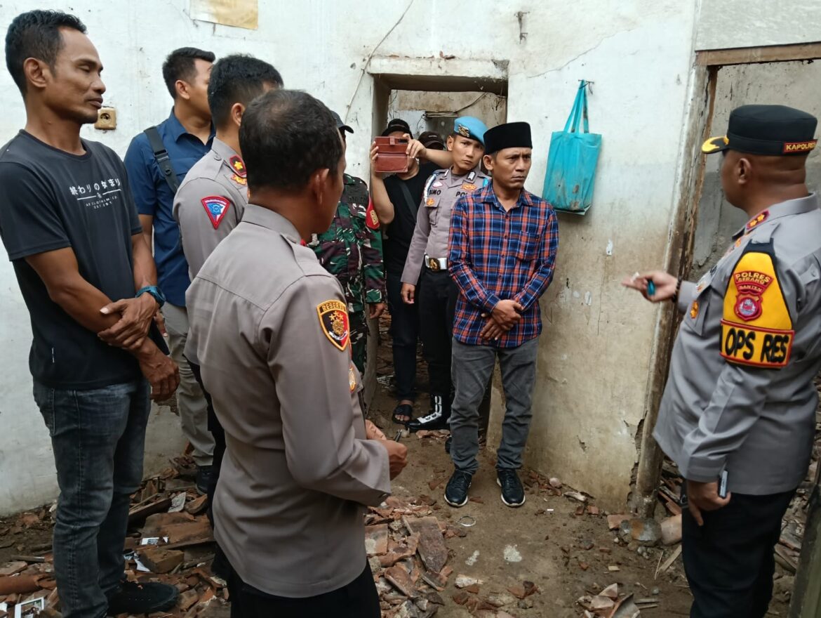Laksanakan Program PECAK ,Kapolres Serang Datangi dan Berikan Bantuan Kepada Warga Yang Rumahnya Ambruk