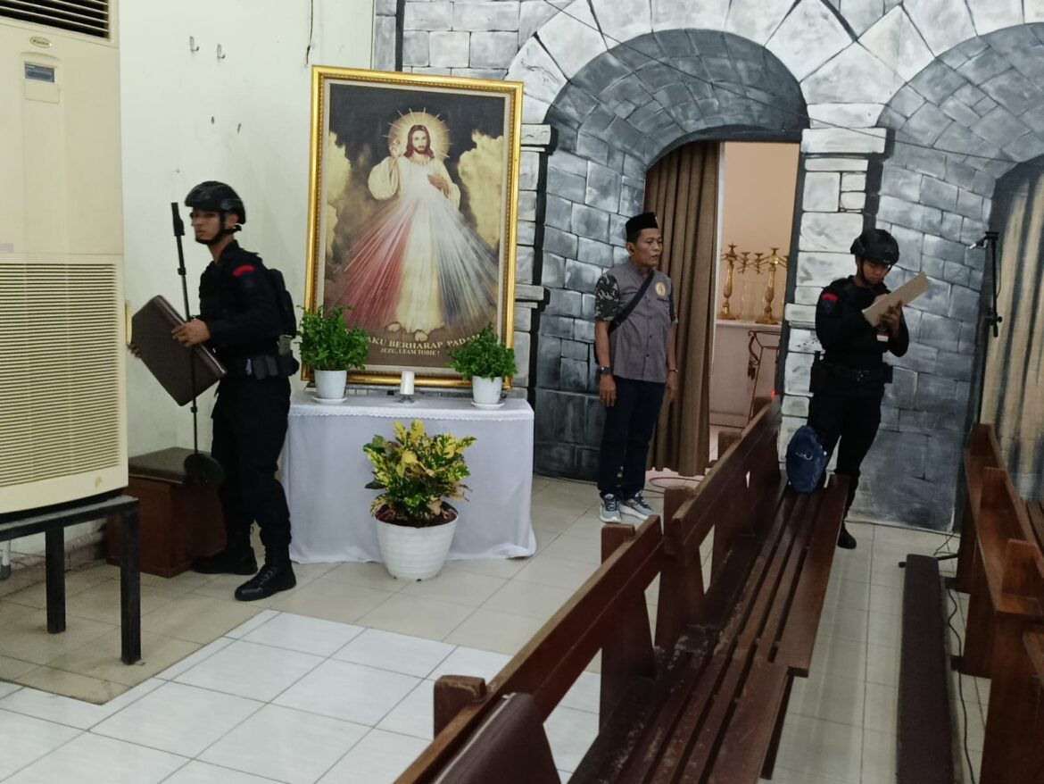 Kapolresta Tangerang Pastikan Keamanan Ibadah Malam Natal dengan Sterilisasi oleh Tim Gegana Sat Brimob Polda Banten