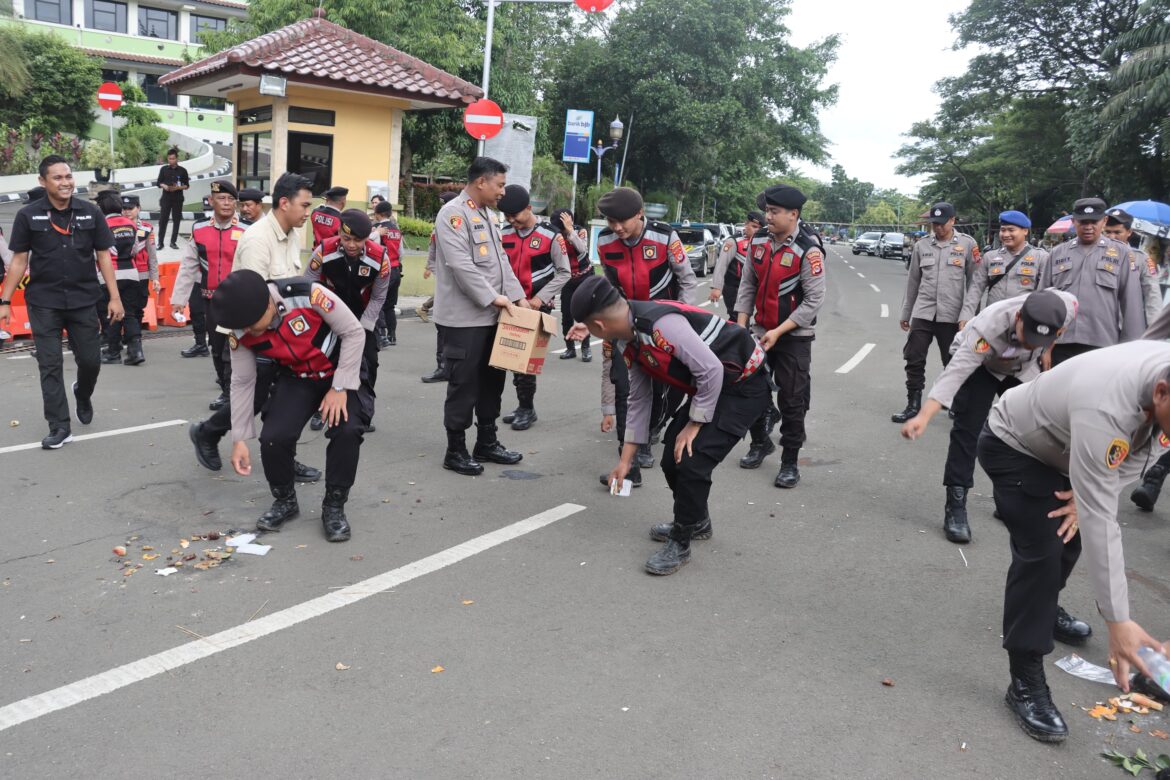 Selesai Pam Aksi Buruh, Wakapolresta Tangerang Arahkan Para Personel Lakukan Pembersihan Sampah