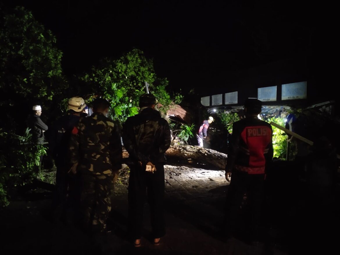 Sigap, Polsek Panjalu Datang dan Ikut Evakuasi Pohon Tumbang Menimpa 2 Kios di Panjalu