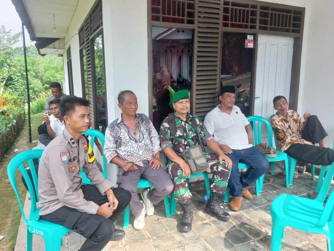 Polsek Cikoneng Datang Sampaikan Himbauan Kamtibmas Saat Musdes Gegempalan Tahun 2025
