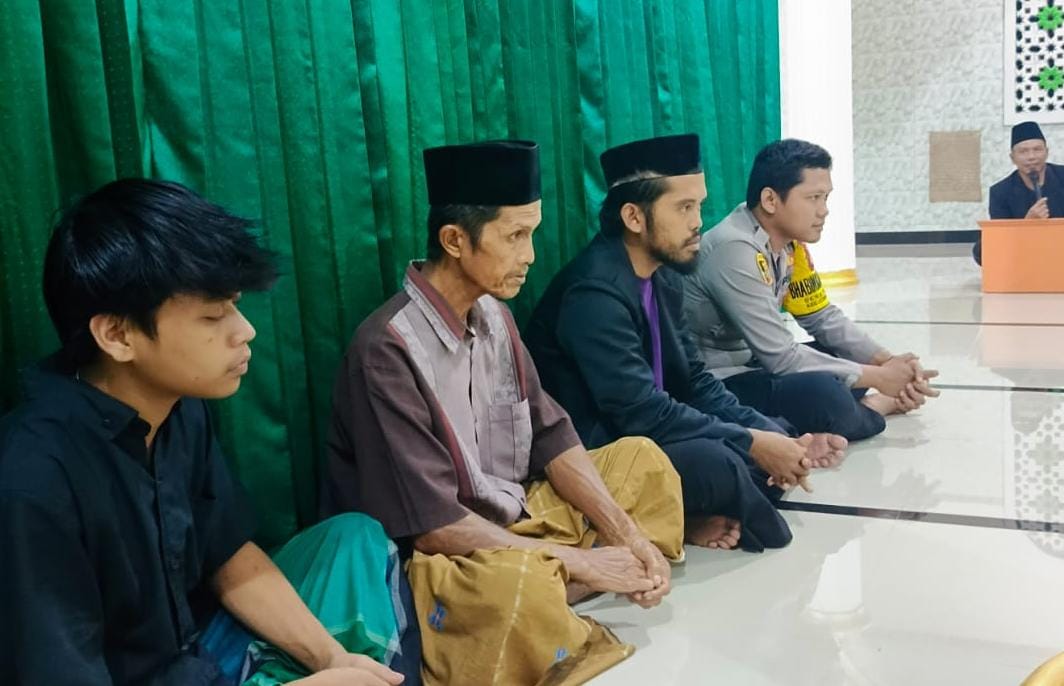 Polsek Cimaragas Polres Ciamis Hadiri Pengajian Minggon di Masjid Desa Beber