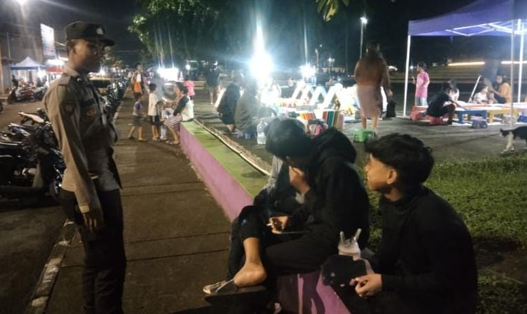 Petugas Pospam Kawali Polres Ciamis Ops Lilin Lodaya 2024 Patroli di Taman Surawisesa