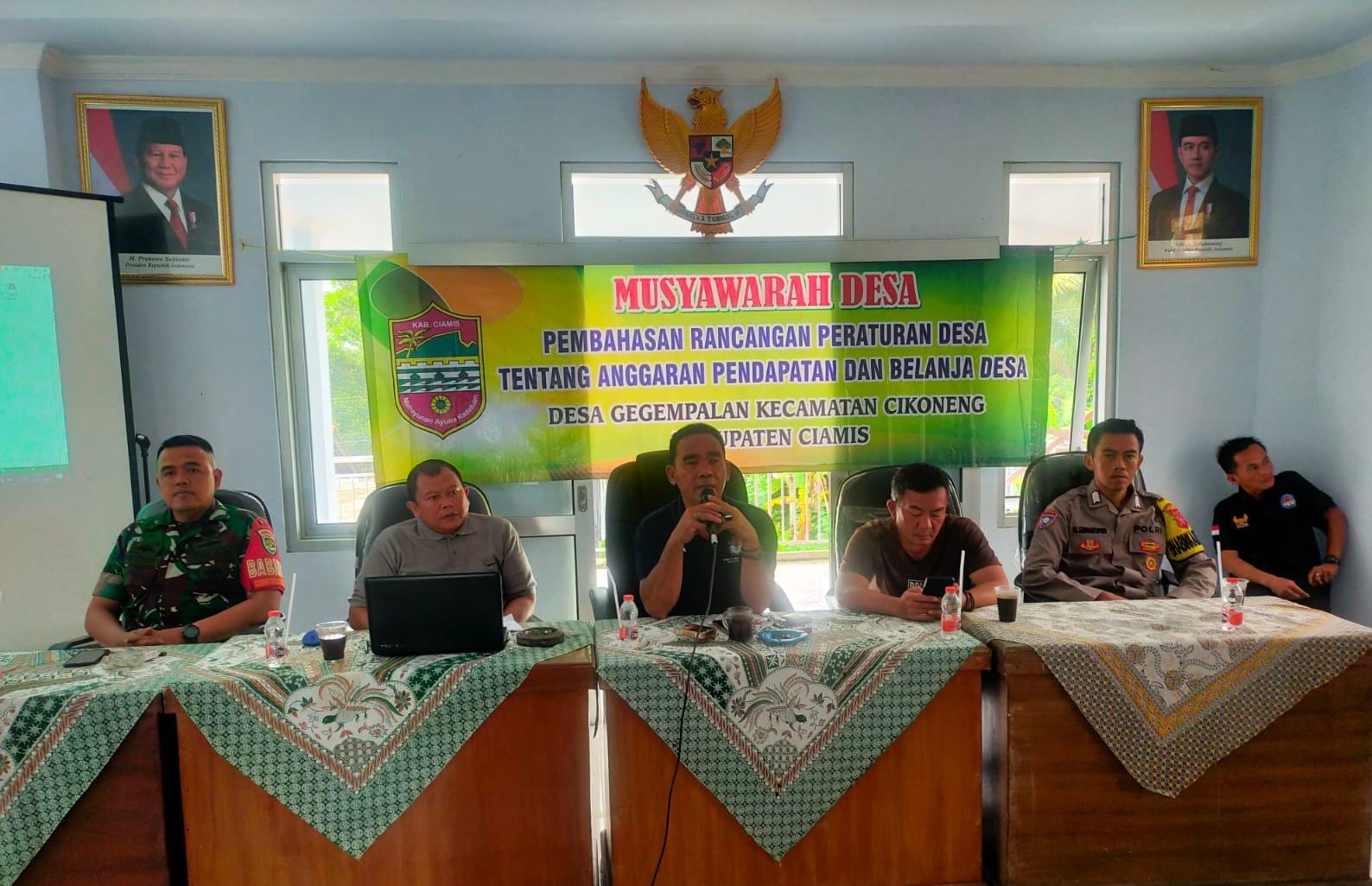 Polsek Cikoneng Datang Sampaikan Himbauan Kamtibmas Saat Musdes Gegempalan Tahun 2025
