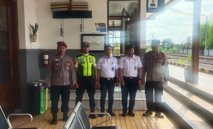 Petugas Pos Yan Ops Lilin Lodaya 2024 Polres Ciamis Patroli di Kawasan Stasiun KA Ciamis