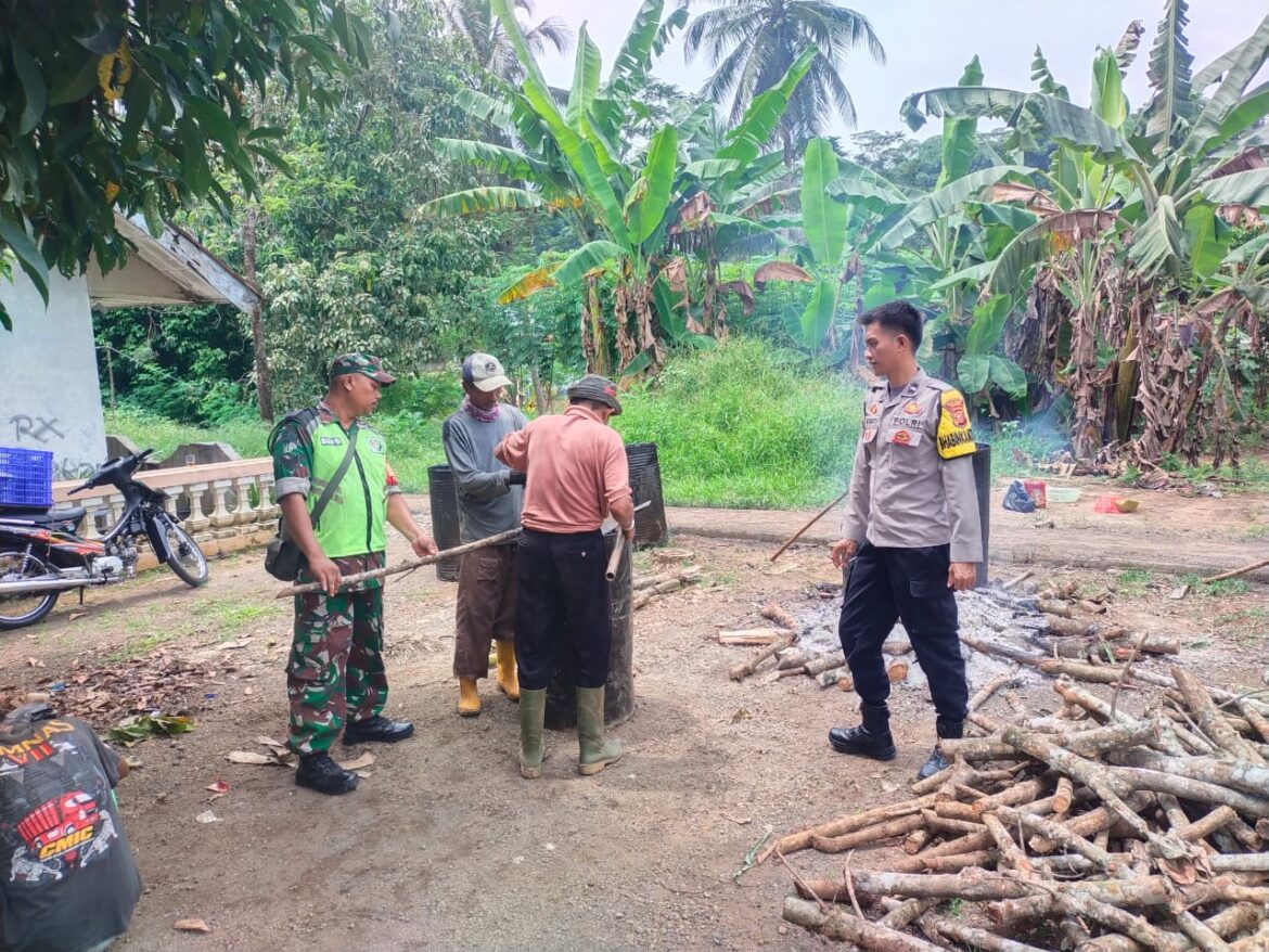 Humanis, Polsek Cisaga Polres Ciamis Monitoring Pelaburan Aspal dan Pasir di Jalan Dusun Sukajaya
