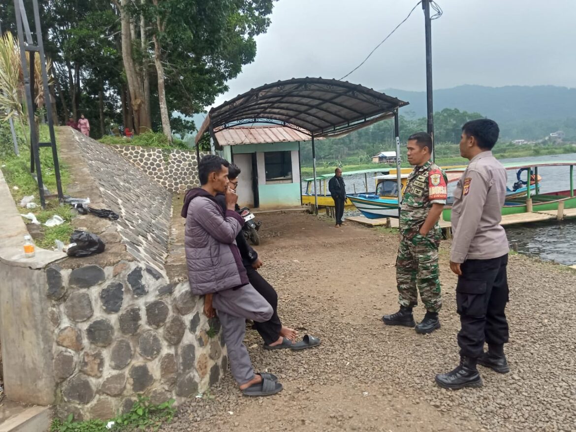 Ops Lilin Lodaya 2024, Polsek Panjalu Polres Ciamis Cek Kegiatan Warga di Obwis Situ Lengkong