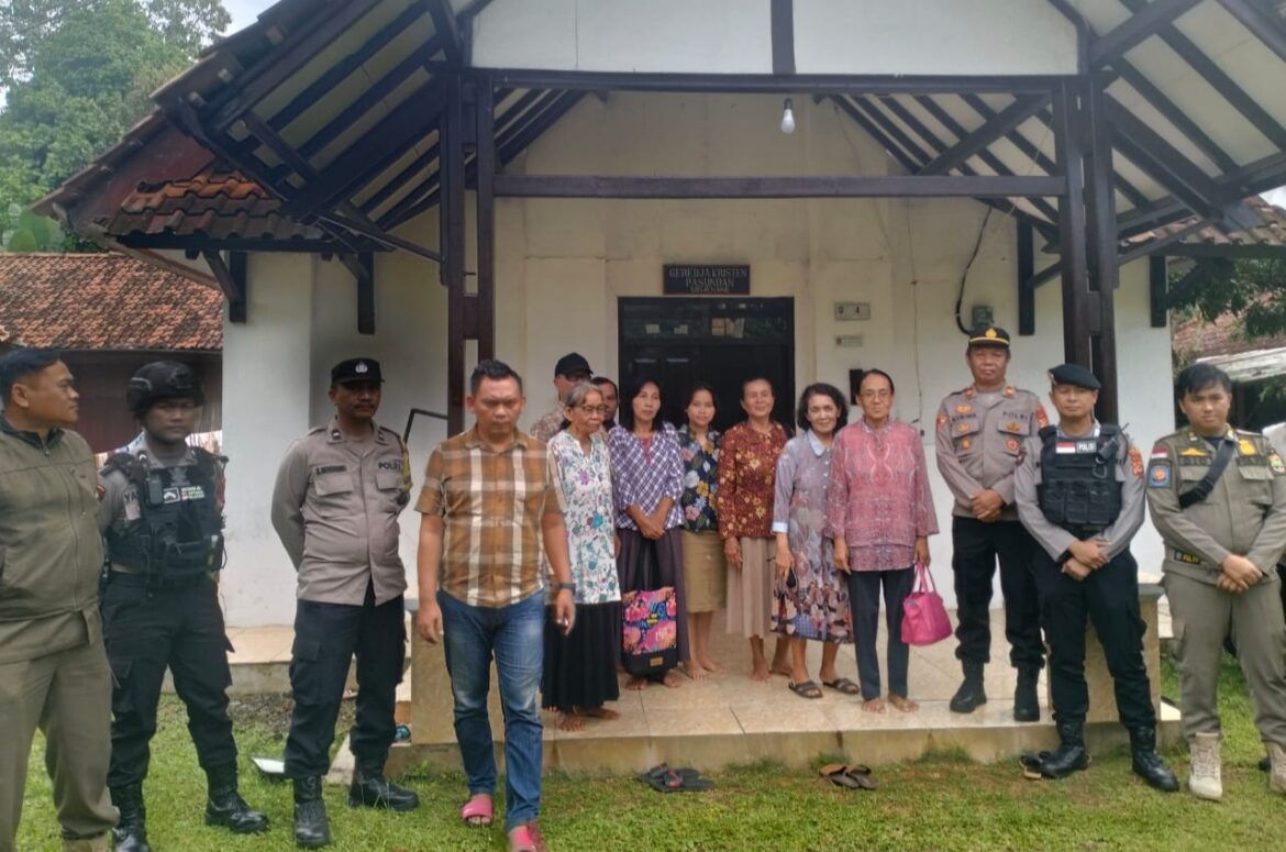 Berikan Rasa Aman, Polsek Cisaga Polres Ciamis Pam Ibadah Natal di Gereja Kristen Pasundan