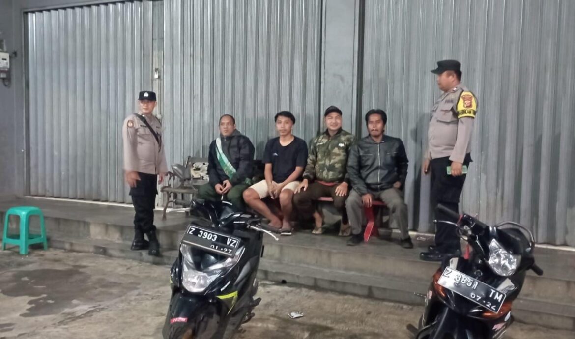 Cipkon Akhir Pekan, Polsek Cipaku Polres Ciamis Patroli Dialogis ke Pemukiman Warga Saat Malam Hari