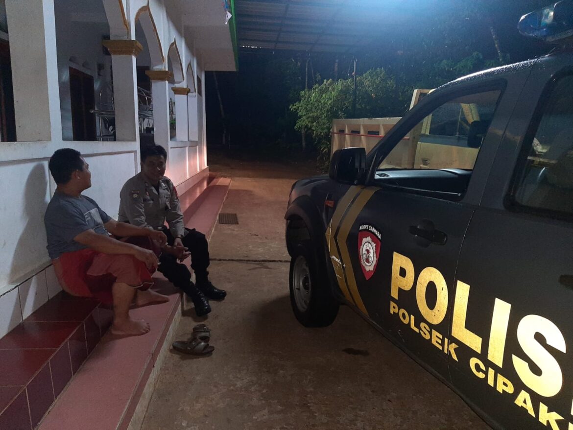 Perkuat Sinergitas, Satuan Samapta Polres Ciamis Beri Binluh ke Warga Saat Ngeronda Malam