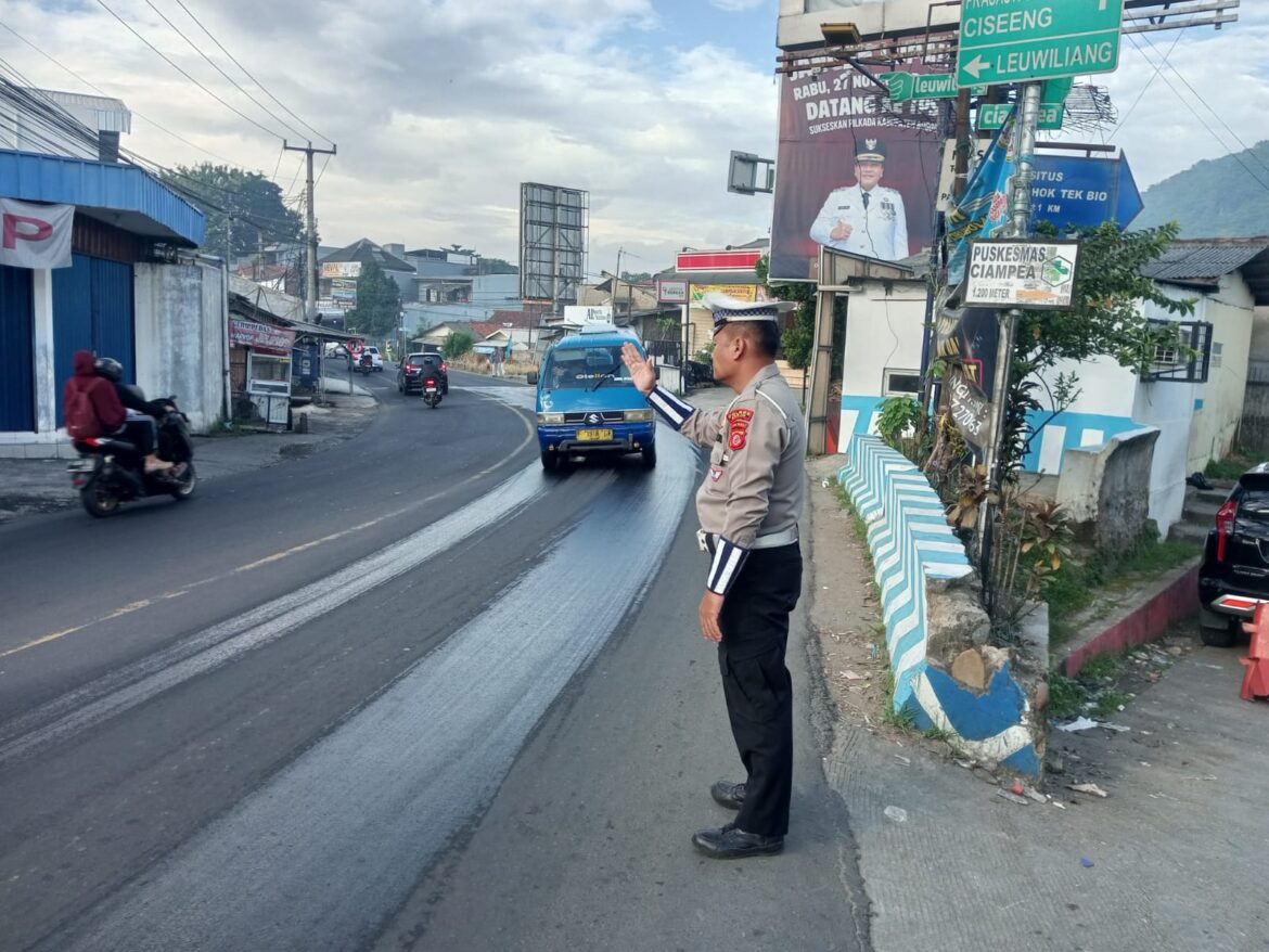 Anggota Polsek Ciampea Polres Bogor Giat Cooling Sistem Laksanakan Pengaturan lalulintas Cipta Kondisi Hindari Gangguan Kamtibmas