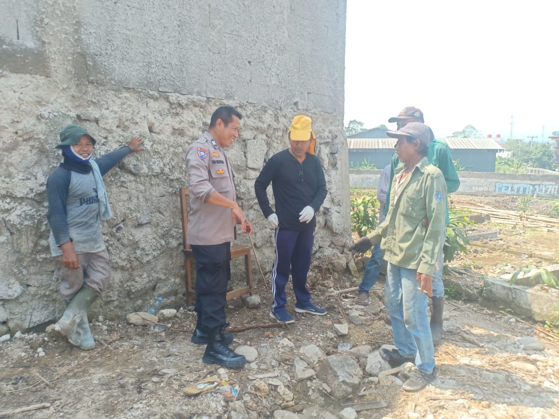 Bhabinkamtibmas Wilayah Hukum Polsek Dramaga Giat Cooling Sistem Sambang Warga Masyarakat Sampaikan Himbauan dan Ajak Kamtibmas