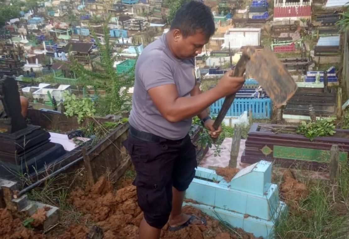 Bripka Joko: Polisi yang Sukarela Jadi Tukang Gali Kubur Selama 23 Tahun