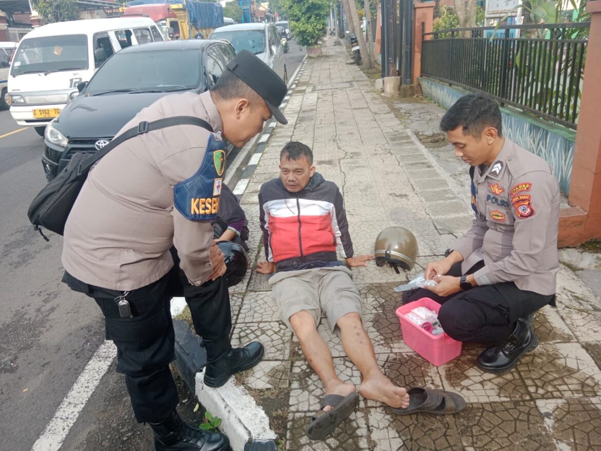 Sigap, Dokkes Polres Ciamis Beri Penanganan Medis ke Korban Laka Lantas di Jalan Raya