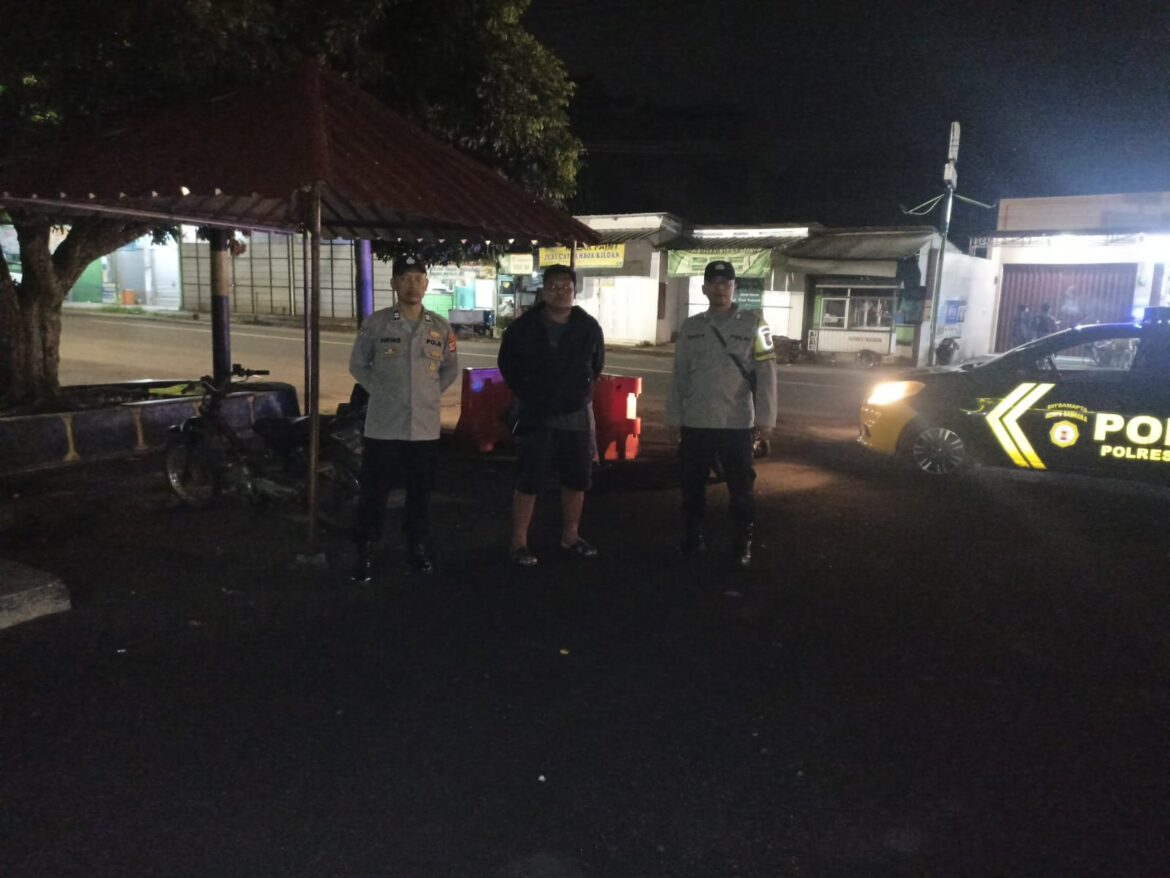 Berikan Rasa Aman, Personel Polsek Kawali Polres Ciamis Patroli Dialogis di Malam Hari