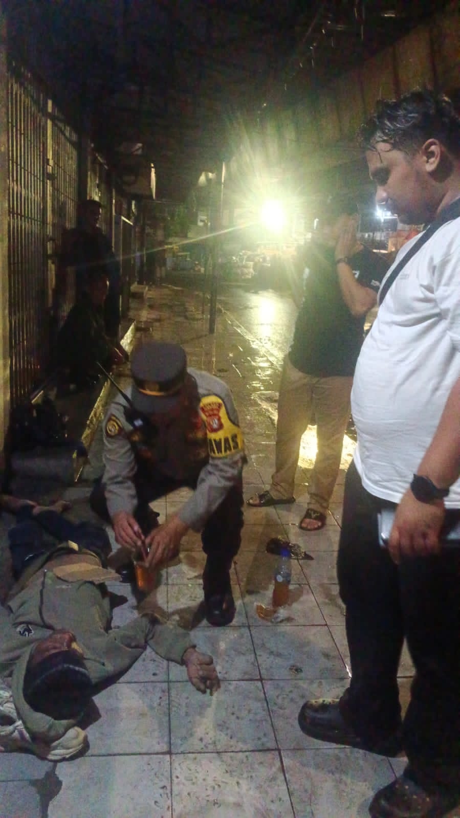 Respons Cepat Polsek Tambora, Bantu Pria Sakit di Bawah Flyover Pasar Pagi