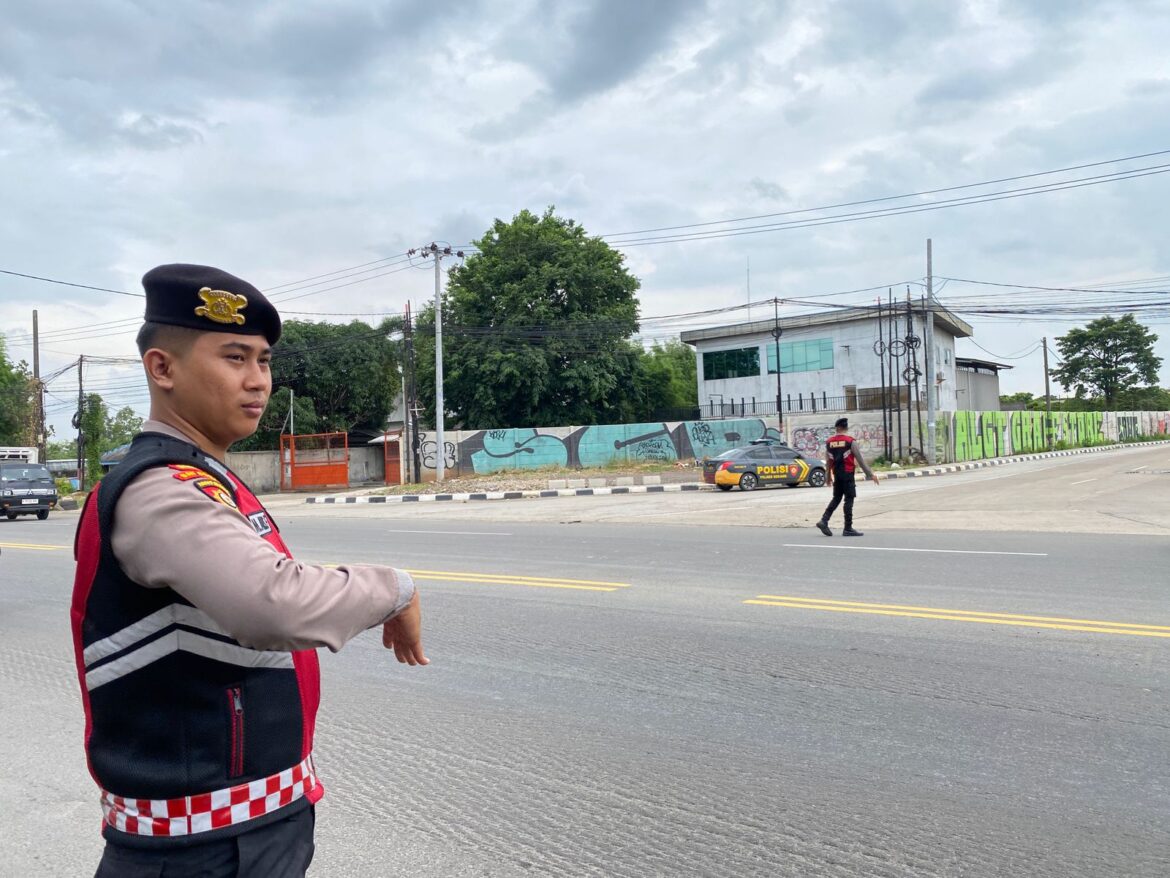 Cegah Gangguan Kamtibmas ,Personel Samapta Polres Serang Melaksanakan Pengaturan Arus Lalulintas