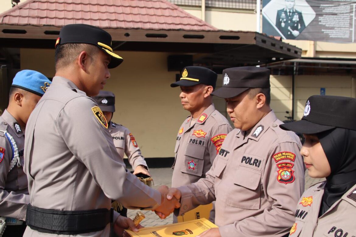 Kapolres Berikan Penghargaan untuk Anggota Berprestasi