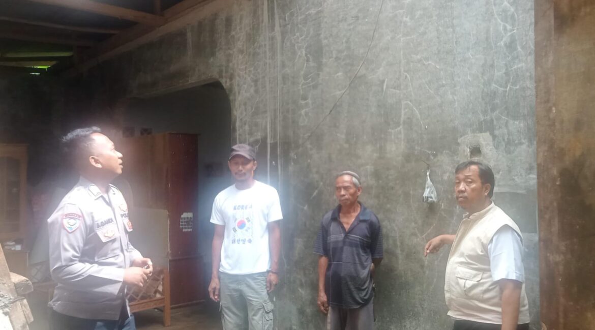 Personel Polsek Sukadana Datangi TKP Pohon Tumbang Menimpa Rumah di Sukadana