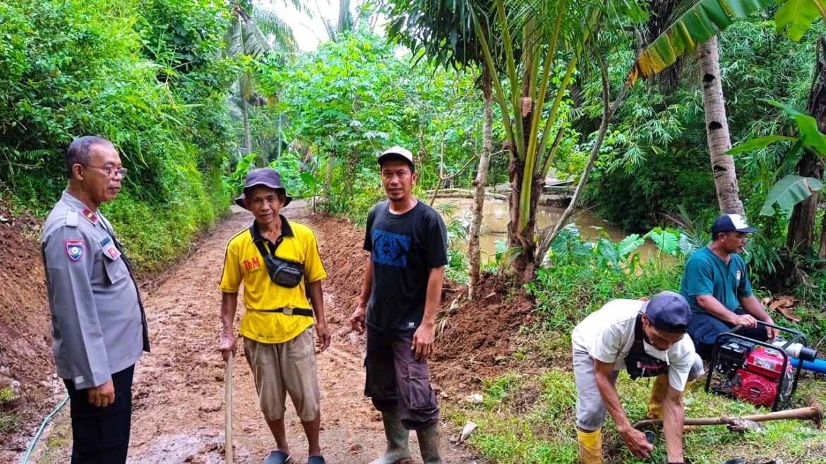 Polsek Rancah Polres Ciamis Bareng Warga Kerja Bakti Bersihkan Selokan di Desa Dadiharja