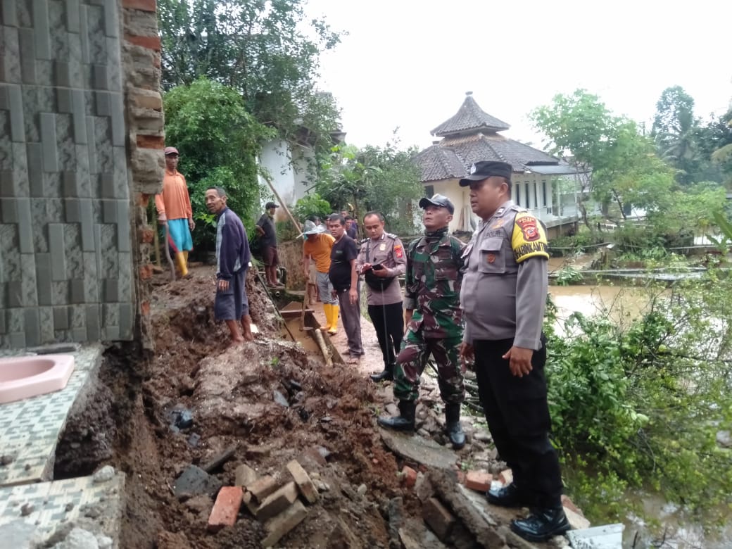 Polsek Kawali Polres Ciamis Datangi TKP Bencana Tanah Longsor di Wilayah Lumbungsari
