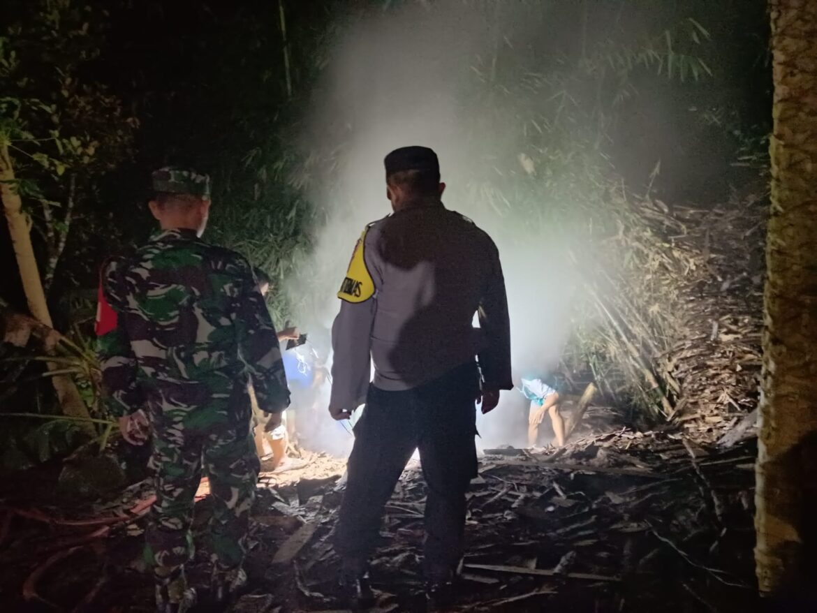 Polsek Kawali Polres Ciamis Datangi TKP Kebakaran Limbah Kayu Penggergajian di Cintanagara