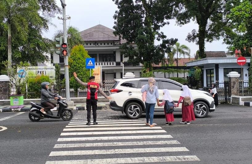 Pelayanan Masyarakat, Polres Ciamis Bersiaga di Daerah Rawan Kemacetan Saat Pagi