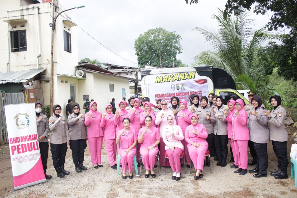 Polwan Polres Metro Jaktim Bersama Bhayangakari Cabang Metro Jaktim Bagikan 300 Nasi Kotak untuk Warga di Slum Area Pasar Rebo