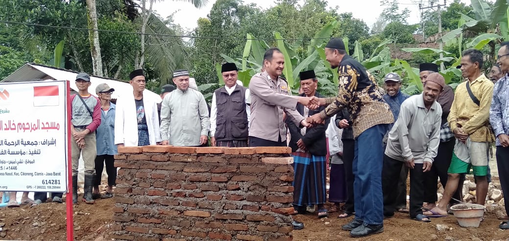 Polsek Cikoneng Polres Ciamis Hadiri Peletakan Batu Pertama Pembangunan Masjid di Desa Nasol