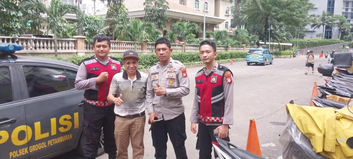 Personel Polsek Grogol Petamburan Bantu Penumpang GrabCar Temukan HP yang Tertinggal