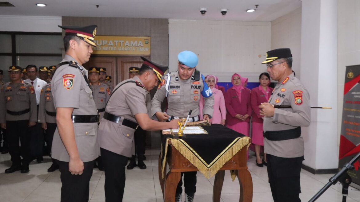 Kapolres Pimpin Sertijab 2 Kasat dan 3 Kapolsek jajaran Polres Metro Jakarta Timur