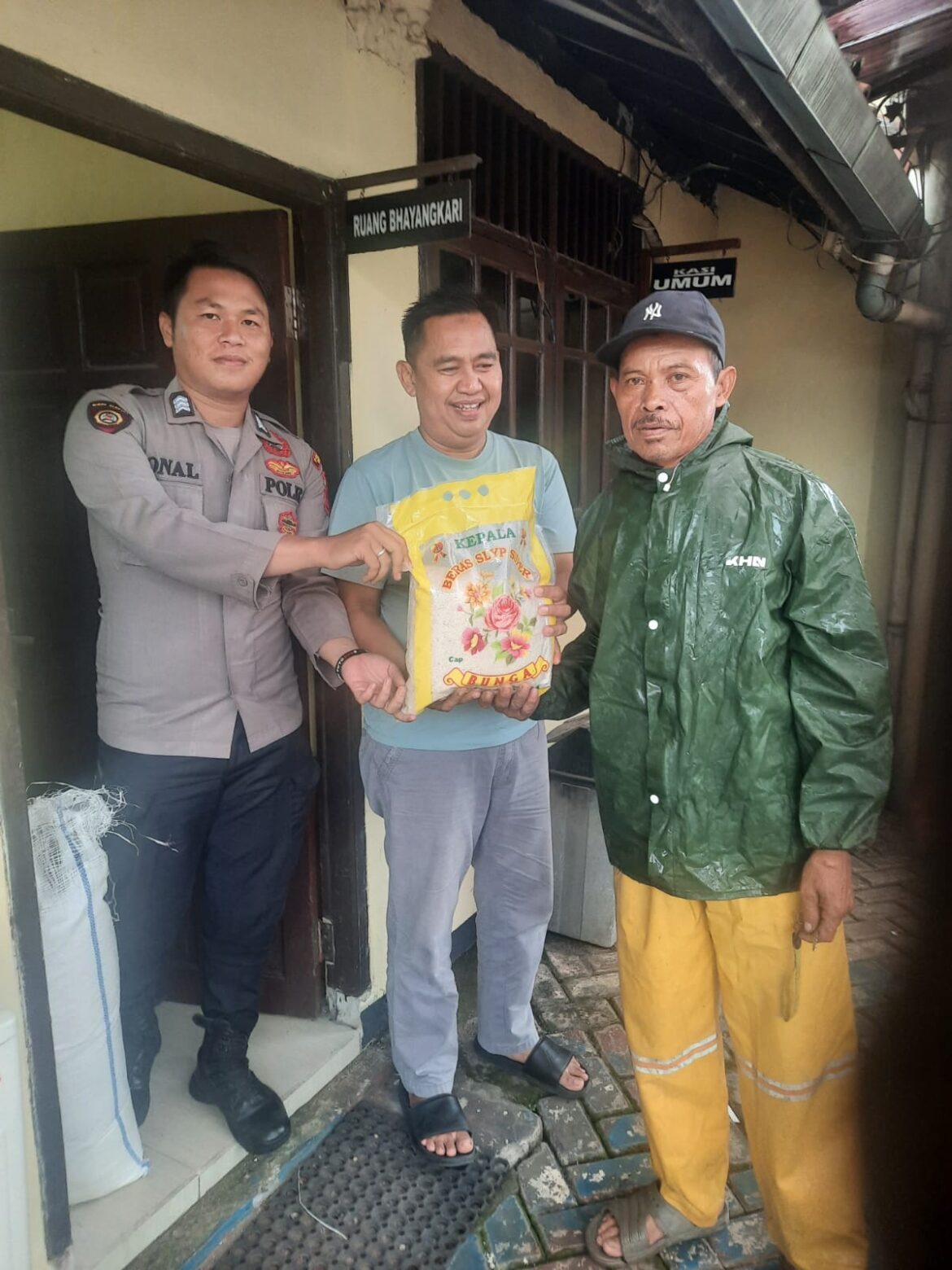 Kapolres Bogor Bersama Polsek Cigudeg Peduli Kemanusiaan Giat Cooling Sistem Berikan Bantuan Sosial