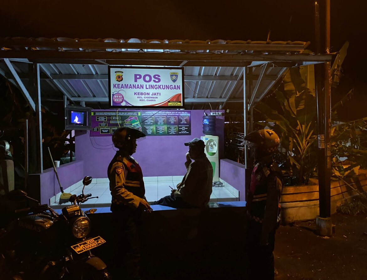 Humanis, Pasukan Patroli Roda 2 Samapta Polres Ciamis Beri Imbauan Warga di Pos Ronda Kebon Jati