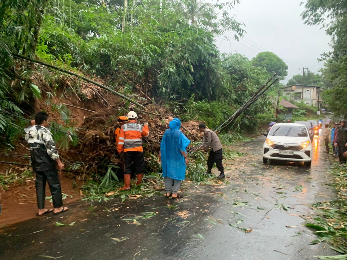 Gerak Cepat: Personel Polsek Kawali Bantu Bersihkan Tanah Longsor yang Tutupi Jalan di Dusun Cibadak