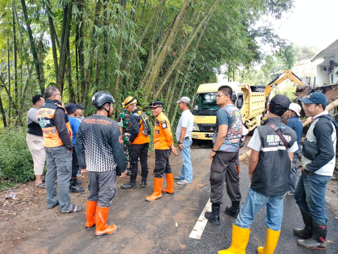Kapolsek Cihaurbeuti Bersama Warga Bersihkan Material Longsor di Desa Sukahaji