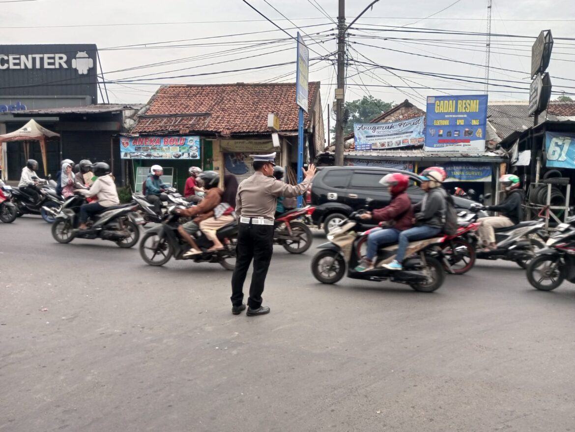 Anggota Polsek Ciampea Polres Bogor Giat Cooling Sistem Laksanakan Kegiatan Pengaturan lalulintas