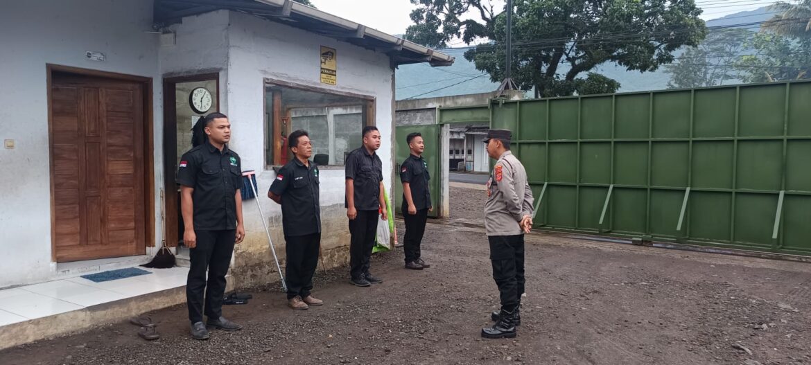 Bhabinkamtibmas Polsek Cihaurbeuti Berikan Pembinaan kepada Satpam PT. Arkbase untuk Jaga Harkamtibmas