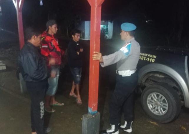 Lalu Lintas Gelap Gulita, Dua Orang Jadi Korban Tabrak Truk Muatan Bambu di Sukadana