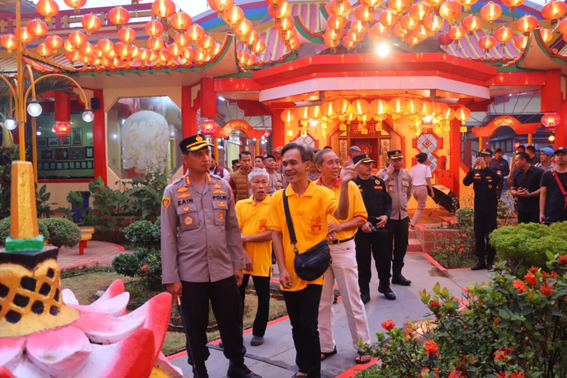 Kapolres Pantau Langsung Pengamanan Ibadah di Vihara, Pastikan Imlek 2025 di Kota Tangerang Berlangsung Kondusif