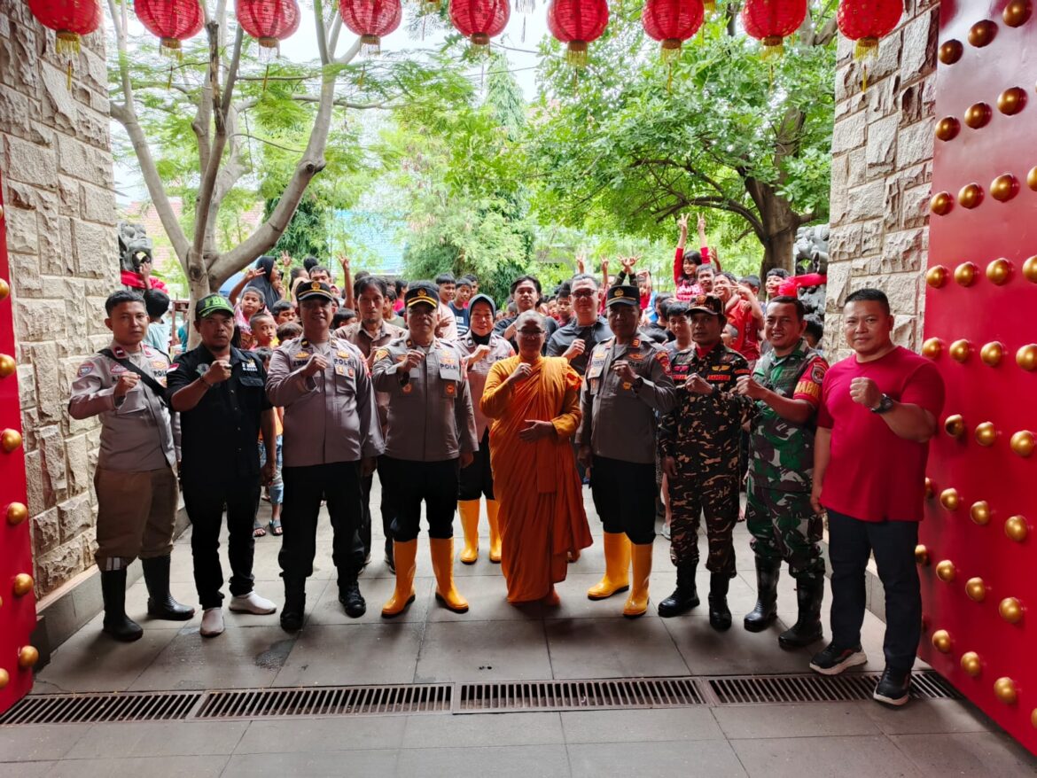 Kapolsek Cengkareng Bersama 3 Pilar dan Warga Amankan Perayaan Imlek 2576 di Vihara Kesejahteraan Umat