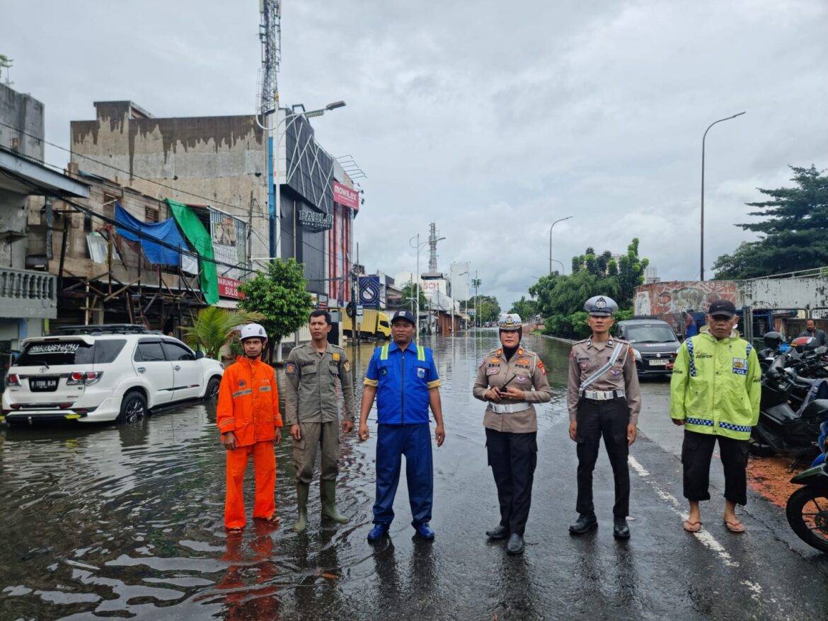 Satlantas Polres Jakbar Atur Lalu Lintas di Tengah Genangan Air, Ini Titik-Titiknya