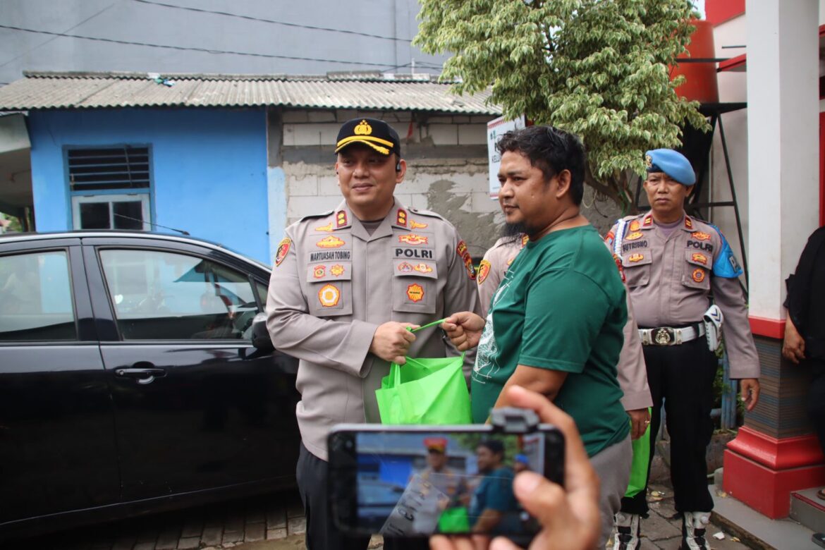 Kapolres Berikan Bantuan Sembako untuk Warga Terdampak Banjir
