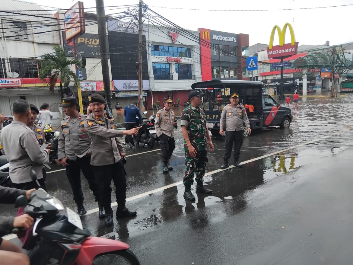 Kapolsek Kebon Jeruk dan Tiga Pilar Tinjau Lokasi Banjir Usai Hujan Deras