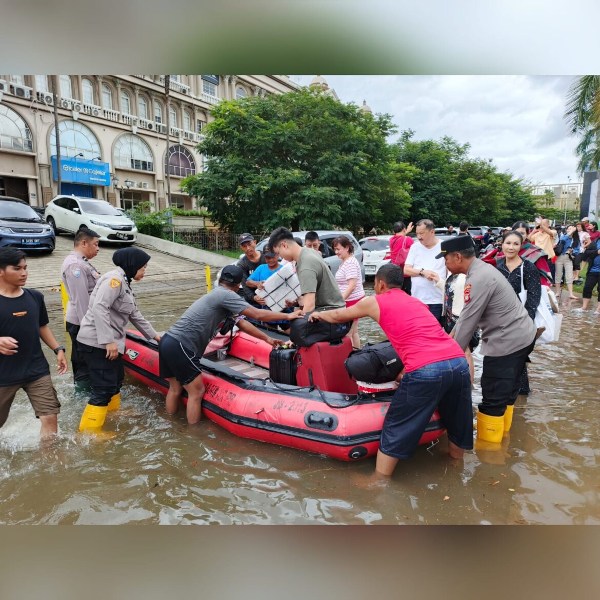 Aksi Sigap Polsek Cengkareng, Evakuasi Warga Kebanjiran Gunakan Perahu Karet Di Taman Kencana