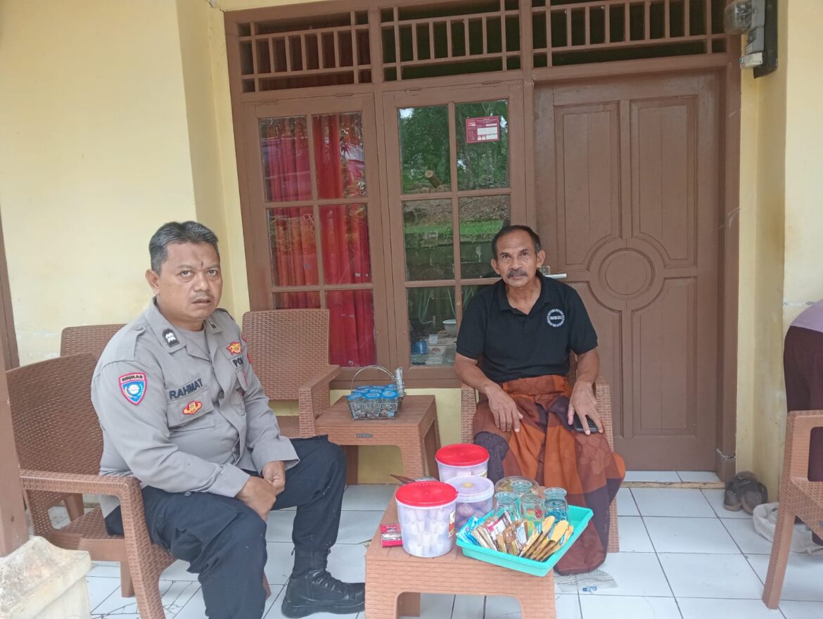 Jenguk Orang Sakit, Polsek Sukadana Polres Ciamis Koorkom Kamtibmas ke Kades Ciparigi