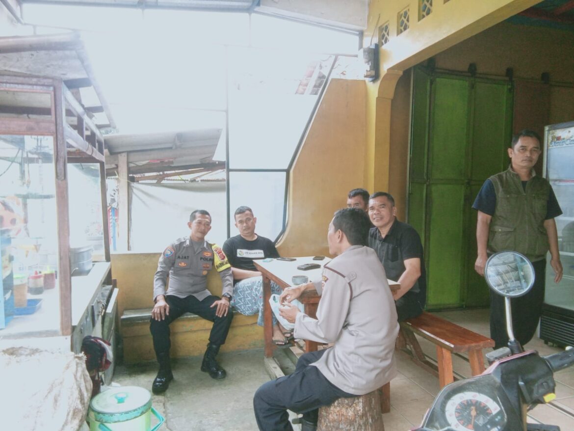 Berikan Rasa Nyaman, Dua Anggota Polsek Kawali Polres Ciamis Patroli Dialogis ke Masyarakat